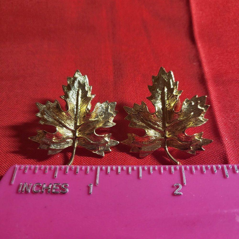 1960s Vintage Avon gold tone large Maple leaf stud earrings - Picture 3 of 5